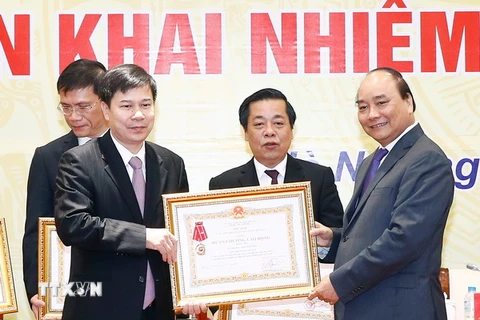 Thủ tướng Nguyễn Xuân Phúc trao tặng Huân chương Lao động hạng Nhất, Nhì, Ba cho các tập thể và cá nhân ngành ngân hàng vì có nhiều thành tích xuất sắc trong hoạt động ngân hàng. (Ảnh:Thống Nhất/TTXVN)