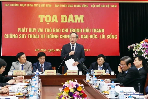Ủy viên Bộ Chính trị, Chủ tịch Ủy ban Trung ương MTTQ Việt Nam Nguyễn Thiện Nhân phát biểu tại buổi tọa đàm. (Ảnh: Nguyễn Dân/TTXVN)