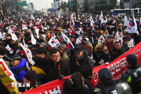 Hàng nghìn người ủng hộ bà Park Geun-hye tuần hành tại Seoul, phản đối quyết định luận tội bà ngày 17/12/2016. (Nguồn: AFP/TTXVN)