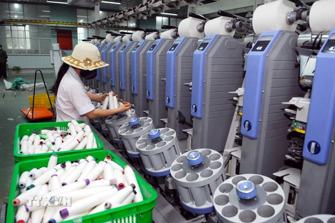 Sản xuất sợi xuất khẩu tại Công ty Cổ phần Đồng Phát, khu công nghiệp Thạch Thất - Quốc Oai (Hà Nội). (Ảnh: Danh Lam/TTXVN)