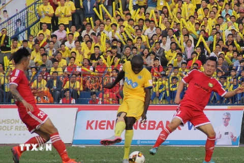 Pha tranh bóng giữa cầu thủ hai đội FLC Thanh Hóa và Sông Lam Nghệ An. (Ảnh: Trịnh Duy Hưng/TTXVN)