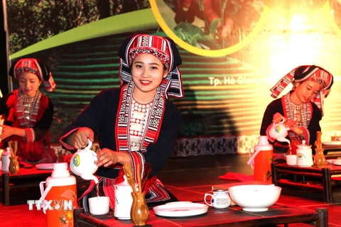 Các cô gái dân tộc Dao huyện Hoàng Su Phì biểu diễn nghệ thuật pha trà. (Ảnh: Minh Tâm/TTXVN)
