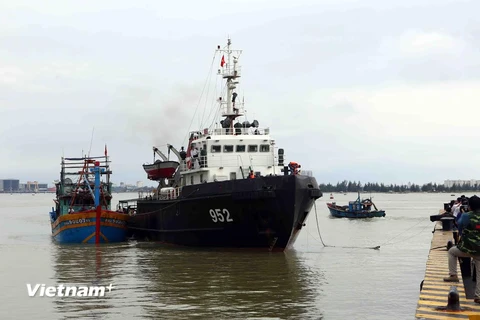 Tàu 952 kéo tàu cá ĐNa 90307 TS cùng 10 ngư dân gặp nạn về cập bờ an toàn Đà Nẵng. (Ảnh: Trần Lê Lâm/Vietnam+)