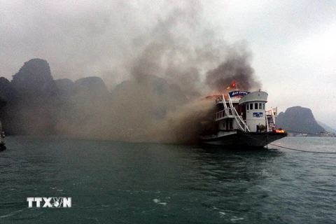 Hiện trường vụ tàu Ánh Dương QN 3598 bị cháy trên vịnh Hạ Long. (Ảnh: Văn Đức/TTXVN)