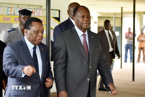 Tổng thống Cote d'Ivoire Alassane Ouattara (phải) tại Abidjan ngày 18/12/2016. (Nguồn: AFP/TTXVN)