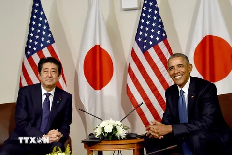 Thủ tướng Nhật Bản Shinzo Abe (trái) và Tổng thống Mỹ Barack Obama trong cuộc gặp trước khi thăm Trân Châu Cảng ở Honolulu, Hawaii ngày 27/12/2016. (Nguồn: AFP/TTXVN)