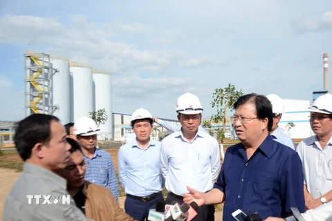 Phó Thủ tướng Trịnh Đình Dũng thăm nhà máy alumin Nhân Cơ. (Ảnh: Hưng Thịnh/TTXVN)