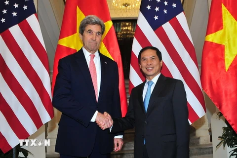 Thứ trưởng Thường trực Bộ Ngoại giao Bùi Thanh Sơn đón và hội đàm với Bộ trưởng Ngoại giao Hoa Kỳ John Kerry. (Ảnh: Nguyễn Khang/TTXVN)