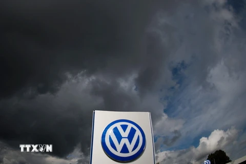 Logo của hãng Volkswagen tại một nhà máy ở Wolfsburg, Đức ngày 23/9/2015. (Nguồn: EPA/TTXVN)