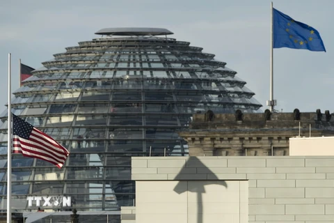 Cờ Mỹ trên nóc Đại sứ quán Mỹ tại Berlin và cờ EU tại tòa nhà Reichstag ở thủ đô Berlin, Đức ngày 29/10/2013. (Nguồn: AFP/TTXVN)