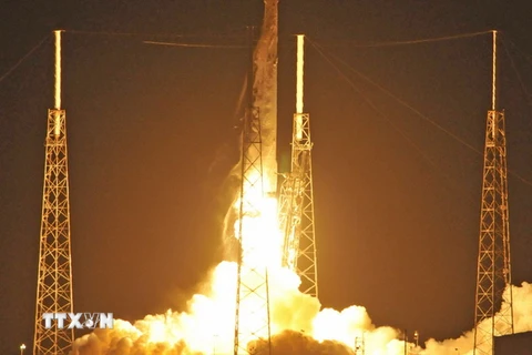 Tên lửa đẩy Falcon 9 mang theo tàu vũ trụ Dragon CRS9 rời bệ phóng tại Căn cứ không quân Cape Canaveral, bang Florida ngày 18/7/2016. (Nguồn: AFP/TTXVN)