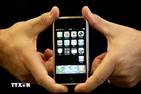 Chiếc điện thoại iPhone đầu tiên được giới thiệu tại hội chợ M​acworld 2007 ở San Francisco, California, Mỹ ngày 9/1/2007. AFP/TTXVN