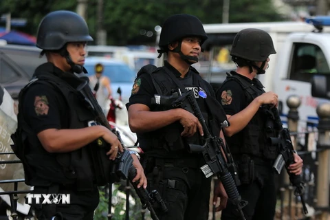 Cảnh sát Philippines tuần tra trên các đường phố ở Quezon. (Nguồn: THX/TTXVN)