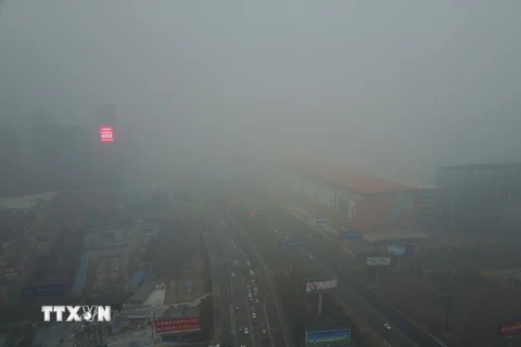 Sương mù bao phủ ở Sanhe, tỉnh Hà Bắc, Trung Quốc ngày 5/1. (Nguồn: EPA/TTXVN)