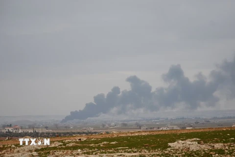 Khói bốc lên sau các cuộc không kích vào các mục tiêu của IS tại Al-Bab. (Nguồn: AFP/TTXVN)