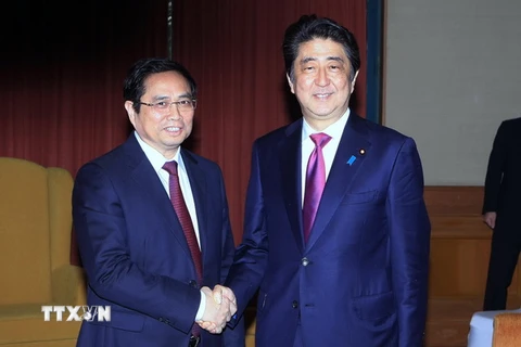 Thủ tướng Nhật Bản Shinzo Abe tiếp Trưởng ban Tổ chức Trung ương, Chủ tịch nhóm Nghị sỹ Hữu nghị Việt/Nhật. (Ảnh: Phạm Kiên/TTXVN)