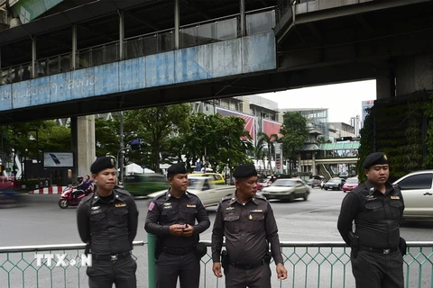 Cảnh sát làm nhiệm vụ ở khu vực gần Đền Erawan, Bangkok ngày 13/8. (Nguồn: AFP/TTXVN)
