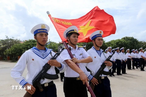Lễ chào cờ của các chiến sỹ đảo Trường Sa. (Ảnh: Danh Lam/TTXVN)