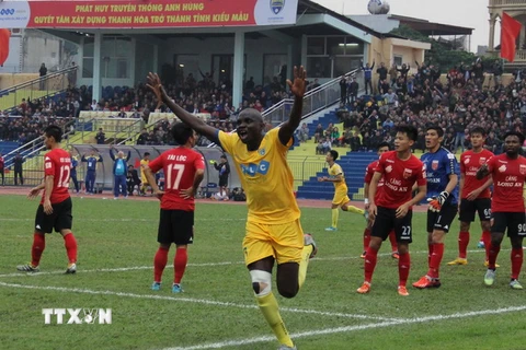 Uche của FLC Thanh Hóa ăn mừng bàn thắng mở tỷ số trận đấu lên 1-0. (Ảnh: Trịnh Duy Hưng/TTXVN)
