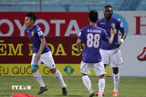 Niềm vui của các cầu thủ đội Hà Nội FC sau khi ghi bàn thắng mở tỷ số trận đấu. (Ảnh: Quốc Khánh/TTXVN)
