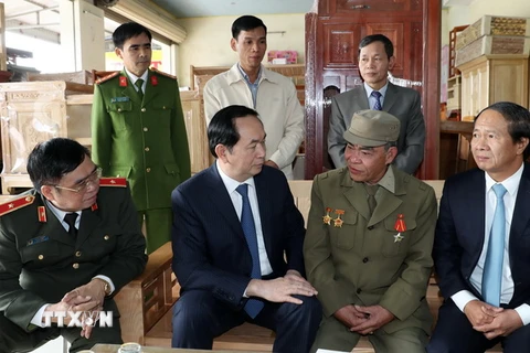 Chủ tịch nước Trần Đại Quang đến thăm, tặng quà và chúc Tết ông Bùi Văn Biển, thương binh hạng 1/4 ở xã Ngũ Lão, huyện Thủy Nguyên. (Ảnh: Nhan Sáng/TTXVN)