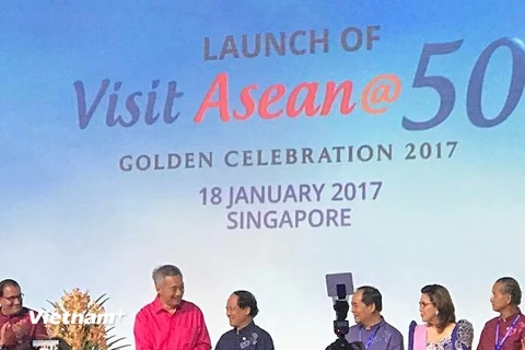 Thủ tướng Singapore Lý Hiển Long và Tổng Thư ký ASEAN Lê Lương Minh cùng các quan chức du lịch các quốc gia trong khu vực phát động chiến dịch du lịch mới với 50 sản phẩm nhằm thúc đẩy "mục tiêu "ASEAN-một điểm đến". (Ảnh: Mỹ Bình/Vietnam+)