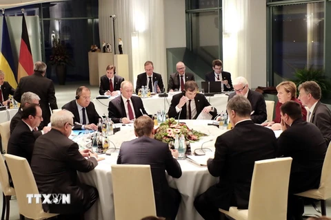 Thủ tướng Đức Angela Merkel (phải, phía sau), Tổng thống Nga Vladimir Putin (thứ 5, trái), Tổng thống Pháp Francois Hollande (trái) và Tổng thống Ukraine Petro Poroshenko (phía trước, thứ 2, phải) tại cuộc gặp cấp cao nhóm "Bộ tứ" Normandy ở Berlin ngày 1