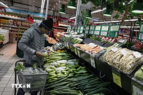 Người dân chọn mua thực phẩm tại một siêu thị ở Bắc Kinh. (Nguồn: EPA/TTXVN)