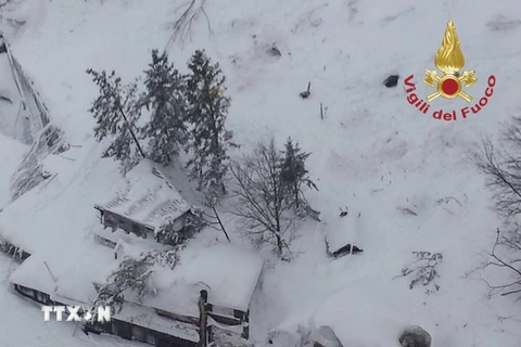 Khách sạn Rigopiano bị vùi lấp do tuyết lở ở Farindola, thuộc khu vực Abruzzo ngày 19/1. (Nguồn: EPA/TTXVN)