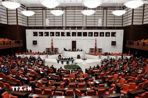 Vòng bỏ phiếu thứ 2 về dự thảo sửa đổi Hiến pháp tại Quốc hội Thổ Nhĩ Kỳ ngày 18/1. (Nguồn: EPA/TTXVN)