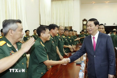 Chủ tịch nước Trần Đại Quang với các cán bộ lãnh đạo, sỹ quan chỉ huy Bộ Tư lệnh Quân khu 9. (Ảnh: Nhan Sáng/TTXVN)