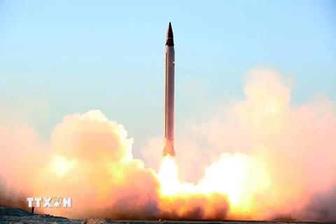 Tên lửa tầm trung đất đối đất Emad rời bệ phóng tại một địa điểm trên lãnh thổ Iran ngày 11/10/2015. (Nguồn: EPA/TTXVN)