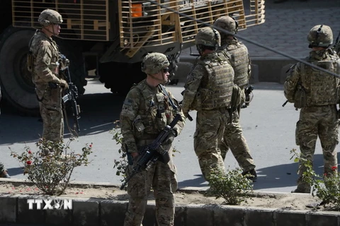 Binh sỹ Mỹ điều tra tại hiện trường một vụ đánh bom ở Kabul, Afghanistan ngày 11/10/2015. (Nguồn: AFP/TTXVN)