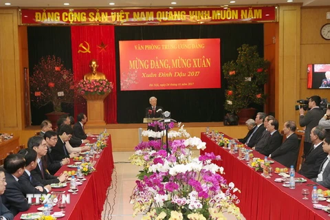 Tổng Bí thư Nguyễn Phú Trọng chúc Tết cán bộ, công chức, viên chức, người lao động Văn phòng Trung ương Đảng. (Ảnh: Trí Dũng/TTXVN)