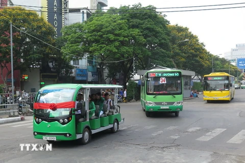 Xe buýt điện tuyến hoạt động ở Trung tâm thành phố. (Ảnh: Hoàng Hải/TTXVN)
