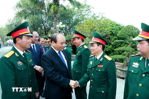 Cán bộ, chiến sỹ Sư đoàn 312 chào đón Thủ tướng Nguyễn Xuân Phúc. (Ảnh:Thống Nhất/TTXVN)