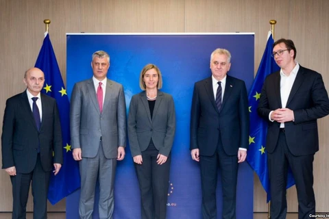 Các nhà lãnh đạo Serbia và Kosovo trong cuộc gặp tại Brussels ngày 24/1. (Nguồn: rferl.org)