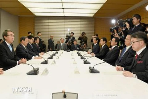 Bộ trưởng phụ trách TPP của Nhật Bản Nobuteru Ishihara (thứ nhất, trái) tham dự cuộc họp Bộ trưởng ở Tokyo ngày 20/1. (Nguồn: Kyodo/TTXVN)