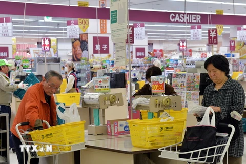 Người dân mua sắm tại một siêu thị ở Tokyo ngày 1/4/2014. (Nguồn: AFP/TTXVN)