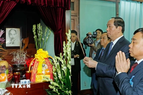 Chủ tịch nước Trần Đại Quang dâng hương tưởng niệm Chủ tịch Hồ Chí Minh tại Nhà 67, Khu Di tích Chủ tịch Hồ Chí Minh tại Phủ Chủ tịch. (Ảnh: Nhan Sáng/TTXVN)