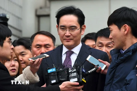 Phó Chủ tịch Samsung Electronics Lee Jae-yong trả lời phỏng vấn báo chí sau phiên điều trần tại Tòa án Quận trung tâm Seoul ngày 18/1. (Nguồn: AFP/TTXVN)