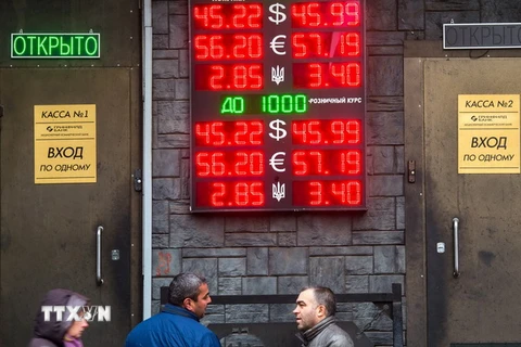 Bảng quy đổi tỷ giá ngoại tệ với đồng ruble tại trung tâm thủ đô Moskva. (Nguồn: AFP/TTXVN)