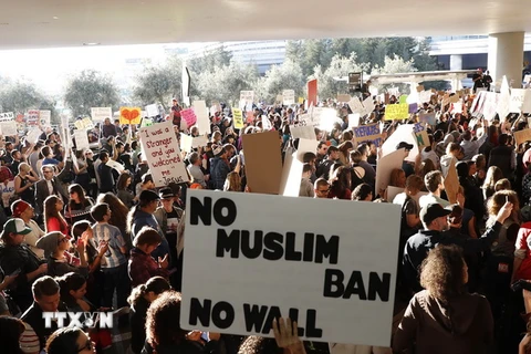 Người dân Mỹ biểu tình phản đối sắc lệnh cấm người tị nạn nhập cảnh của tân Tổng thống Mỹ tại sân bay quốc tế San Francisco ở bang California ngày 28/1. (Nguồn: AFP/TTXVN)