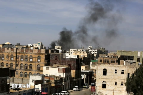 Khói bốc lên sau các cuộc không kích của Liên quân Arab tại khu vực do phiến quân kiểm soát ở Sana'a, Yemen ngày 22/1. (Nguồn: EPA/TTXVN)