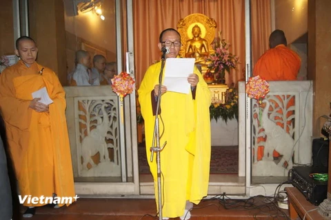 Thượng tọa Thích Hạnh Chánh đọc thư chúc Tết của Đức Pháp Chủ Giáo hội Phật giáo Việt Nam. (Ảnh: Huy Bình-Đăng Chính/Vietnam+)