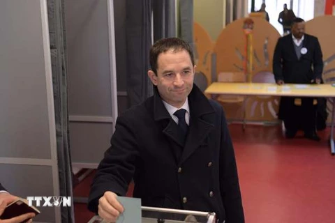 Cựu Bộ trưởng Giáo dục Pháp Benoit Hamon (phải) bỏ phiếu tại điểm bầu cử ở Trappes ngày 29/1. (Nguồn: AFP/ TTXVN)