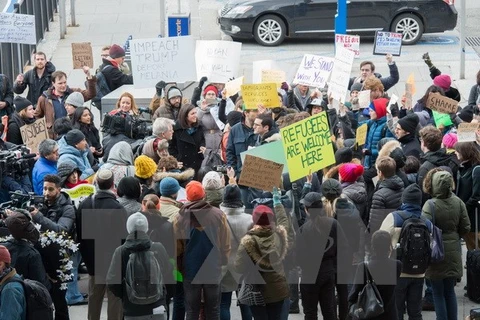 Người dân Mỹ biểu tình phản đối sắc lệnh cấm người tị nạn nhập cảnh của tân Tổng thống Mỹ tại sân bay quốc tế John Kennedy ở New York. (Nguồn: AFP/TTXVN)