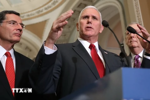 Phó Tổng thống đắc cử Mike Pence (giữa) cùng các nghị sỹ tại cuộc họp báo ở Washington, DC ngày 4/1. (Nguồn: AFP/TTXVN)