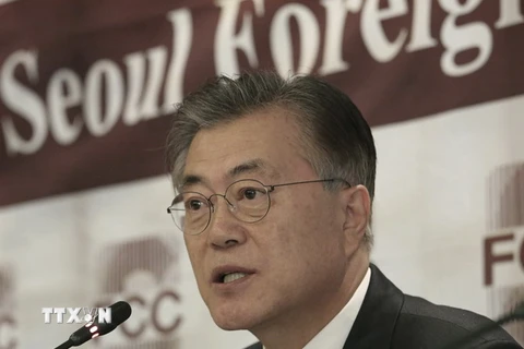 Cựu lãnh đạo Đảng Dân chủ đối lập chính ở Hàn Quốc Moon Jae-in phát biểu tại cuộc họp báo ở Seoul ngày 15/12/2016. (Nguồn: AP/TTXVN)