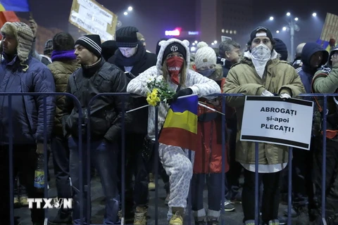 Biểu tình phản đối sắc lệnh của Chính phủ tại thủ đô Bucharest ngày 2/2. (Nguồn: EPA/TTXVN)
